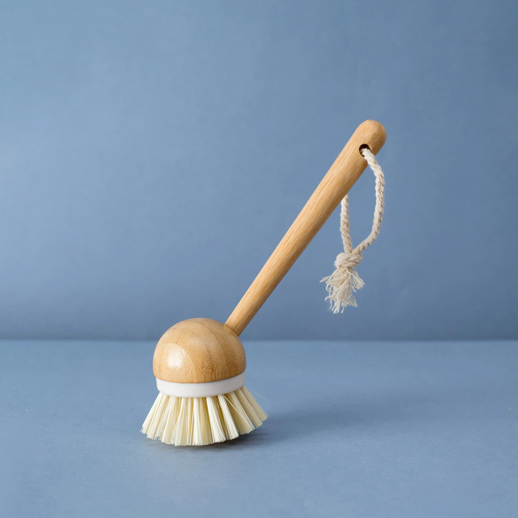 Escova de Limpeza Redonda com Cabo Longo de Bambu – Oikos